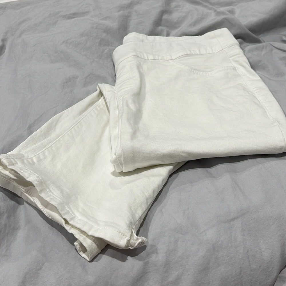 Lane Bryant white Capri stretch pant.